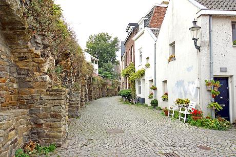 Photo Lang Grachtje en Klein Grachtje in Maastricht, View, Sights & landmarks