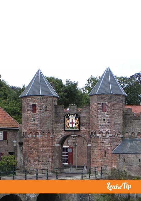 Guide historic Amersfoort Koppelpoort Muurhuzien oldest café